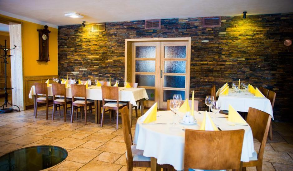 Penzion - Restaurace Na Myte Sezimovo Usti Eksteriør billede
